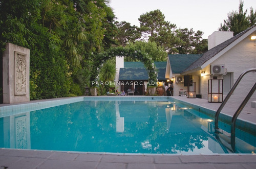 Gran Casa Ubicada En La Zona Del Golf, Punta Del Este.- Ref: 3030