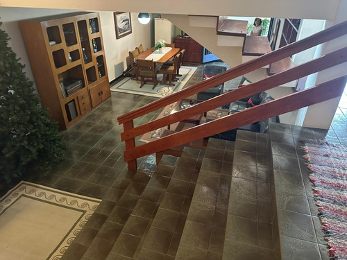 Casa Com Fino Acabamento, Rua Tranquilha, Bairro Nobre, 3 Dormitórios, Uma Suite, Quarto De Empregada.