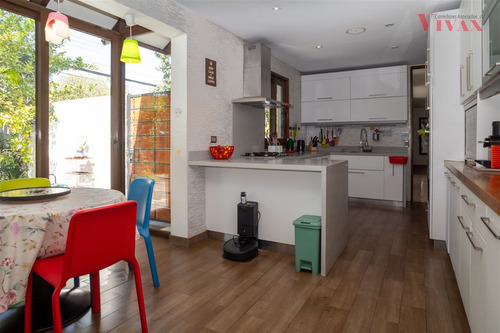 Casa En Venta De 5 Dorm. En Vitacura