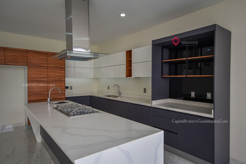 Casa De Lujo Nueva En Venta En Solares Zona Real