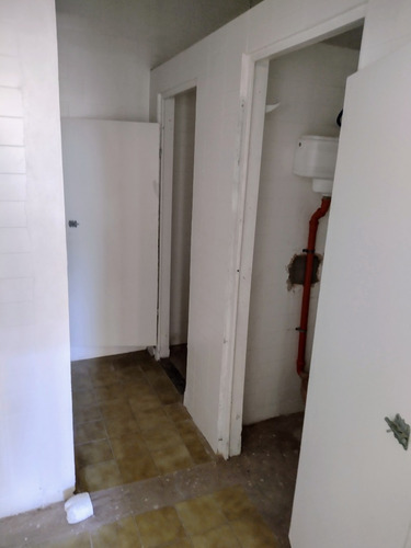 Oficinas En Liniers Con Multiples Salones Con Patio