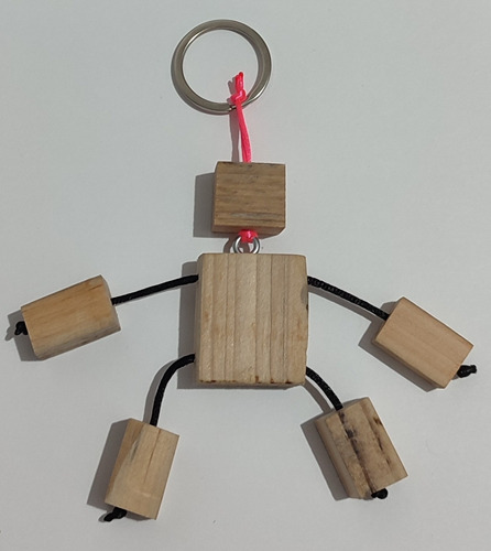 Llavero De Madera En Forma De Muñeco