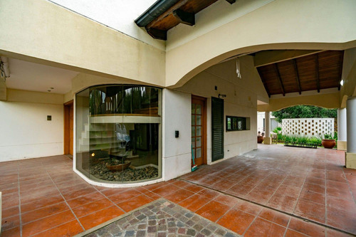 Venta/permuta Casa De 4 Dormitorios Con Amenities. San Marino, Funes Hills.