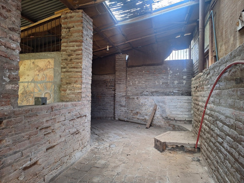 Terreno Con Gran Galpón, Bodegas, Oficinas Y Casa