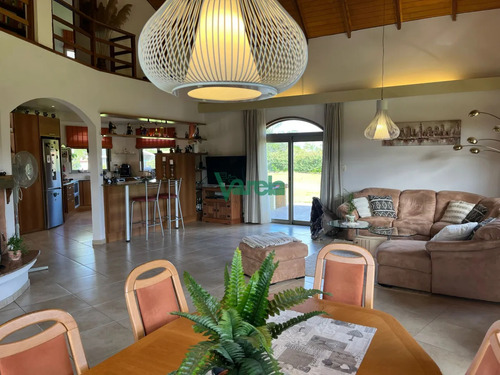 Casa De 3 Dormitorios En Paraíso Suizo