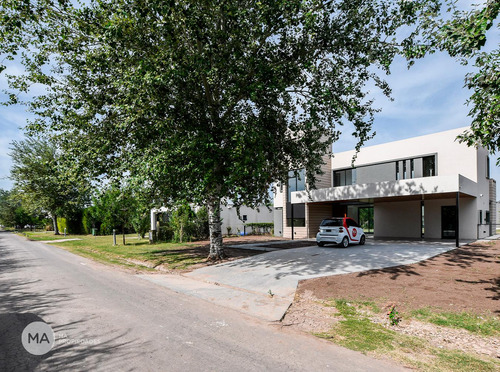 Casa 3 Dormitorios, Jardín, Piscina - Puerto Roldán Barrio Cerrado - Roldán | Venta