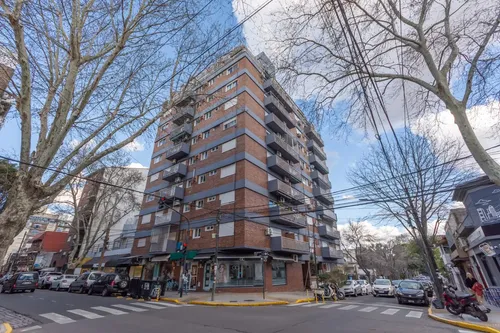 Departamento De Dos Ambientes En Venta En Olivos, Con Cochera, Baulera Y Vista Abierta.