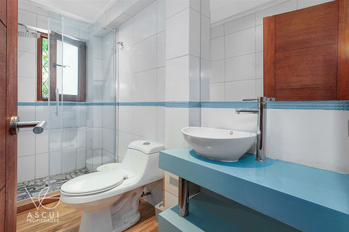 Casa En Venta. 6 Dorm. Las Condes/ Terraza Techada Y Piscina