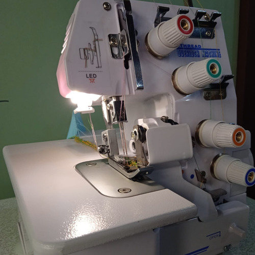Imagen 4 de 8 de Overlock Semi Industrial Profesional La Mejor 4 Hilos !
