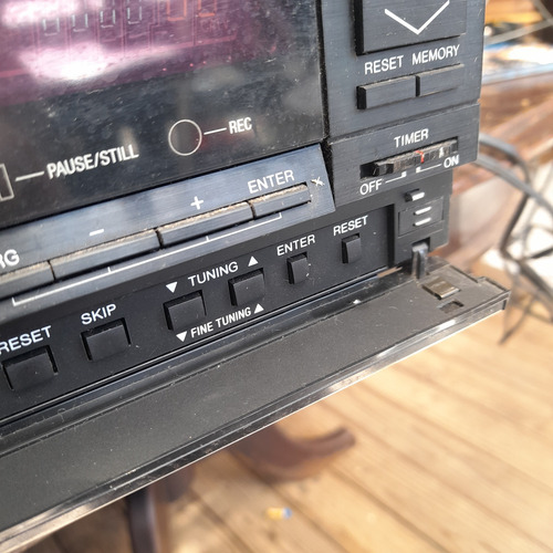 Imagem 8 de 10 de Videocassete Antigo Sanyo Vhr 2250 Mordendo Fita Com Control