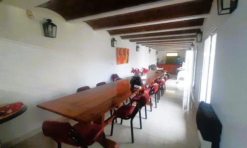 Casa En Venta 5 Amb Amplio Fondo Libre, Pileta Y Quincho