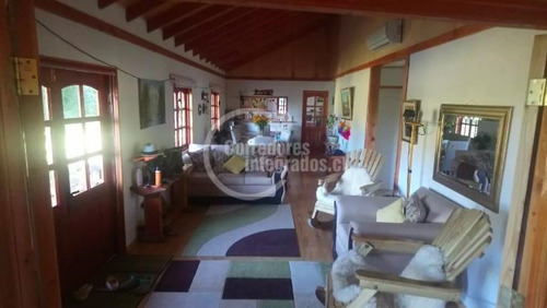 Parcela De 10.200 M2 Con Casa Nueva De 190 M2 En Curarrehue