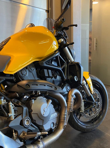Monster 821 Amarillo Con Accesorios