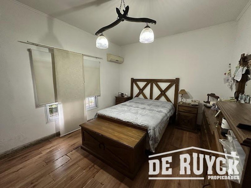 Casa Con Quincho En Barrio San Emilio