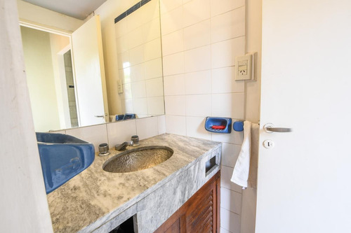 Casa De Pasillo En Venta De 4 Dormitorios Con Parrillero Y Cochera Centro