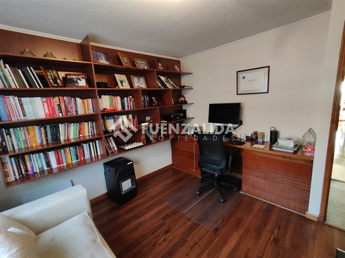 Casa En Venta De 5 Dorm. Condominio, San Carlos De Apoquindo