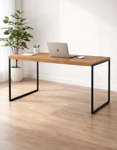 Mesa de computador estilo industrial com tampo cor freijó e estrutura de metal preta em um escritório