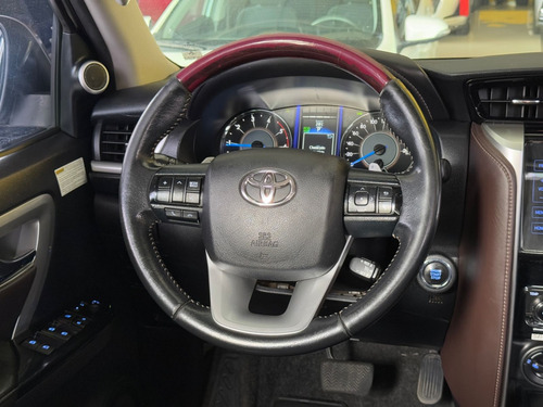 Toyota Hilux SW4 2.8 SRX 4X4 7 LUGARES 16V TURBO INTERCOOLER DIESEL 4P AUTOMÁTICO