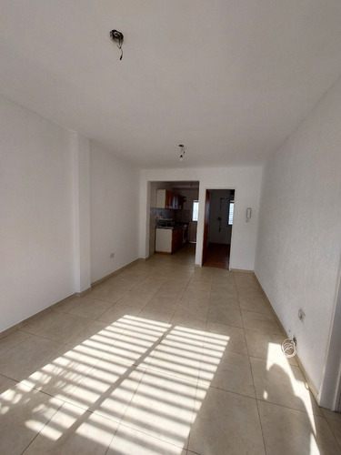 Departamento De 2 Amb C/ Patio Y Cochera- Castelar- Alquiler