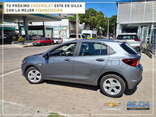 Imagen 8 de 13 de Chevrolet Onix Premier Turbo 2024 Gris Plata 0km