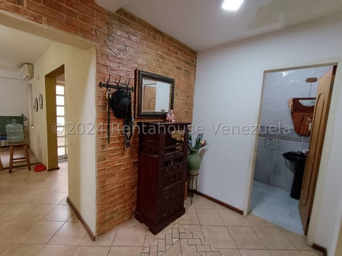Rz Vende ¡la Casa Tipo Th De Tus Sueños Te Espera! Contáctanos Para Programar Una Visita Y Descubrir Todos Los Encantos De Esta Maravillosa Propiedad. ¡no Te Arrepentirás! 25-8277 Jun30