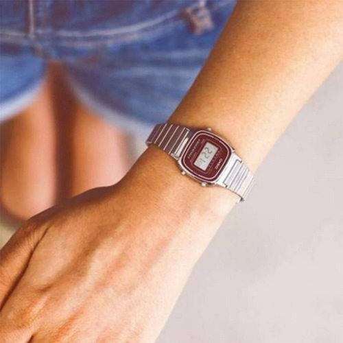 Imagen 5 de 9 de Reloj de pulsera Casio Youth LA670 de cuerpo color plateado, digital, para mujer, fondo bordó, con correa de acero inoxidable color plateado, dial negro, minutero/segundero negro, bisel color plateado y hebilla de gancho