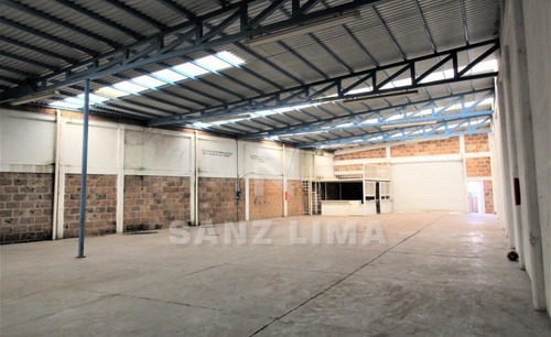Apaseo El Grande, Gto: Bodega A 100 Mts De La Carretera Libre A Queretaro.