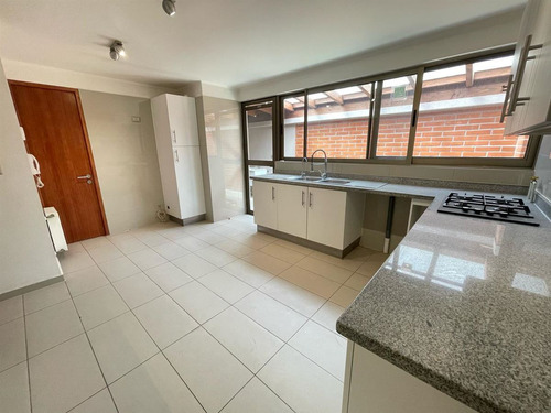 Casa En Venta De 6 Dorm. En Peñalolén