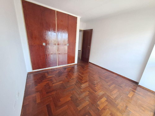 Departamento En Venta 2 Dormitorios Con Balcón. Centro. Sobre Vélez Sarfield