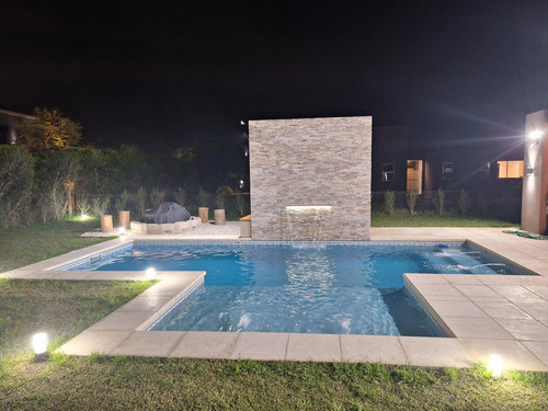 Casa En Venta - 3 Dormitorios 3 Baños - Cochera - 800mts2 - San Vicente