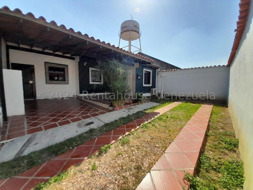 Gisselle Lobo Alquila Casa En Cabudare, Cerca A Centros Comerciales, Clinicas, Cocina Equipada, Tanque Subterraneo, Cancha, Parque, Vigilancia Privada.