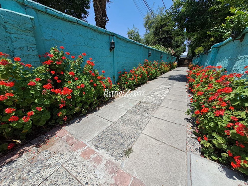 Casa En Venta De 6 Dorm. En La Reina