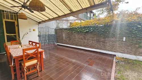 Venta Casa De Estilo 5 Ambientes Con Jardín - Caseros