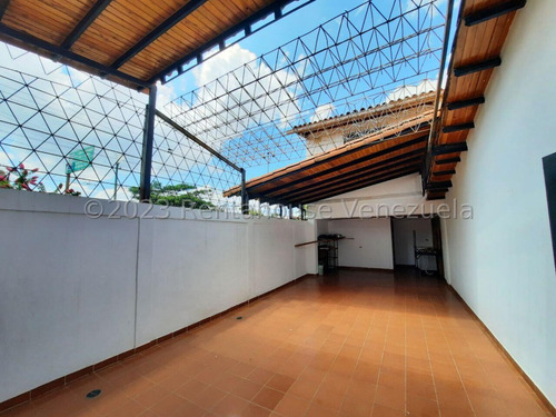 Maria E. Vende Encantadora Moderna Casaduplex Totalmente Amoblada Ubicada En Una Prestigiosa Urbanización Privada. En La Morenera, Lara#25-4097*