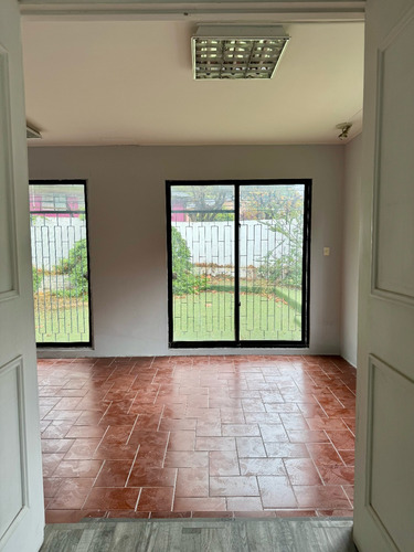 Amplia Casona Con Giro Comercial A Pasos De Sporting Club