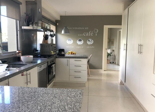 Moderna Casa En Lomas De La Tahona