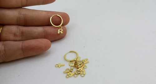 Brinco Argola Com Pingente Letra Ouro 18k-750