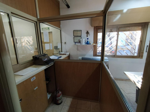 Imagen 4 de 30 de Edificio Comercial Con Oficinas Y Depósitos En Lote Propio