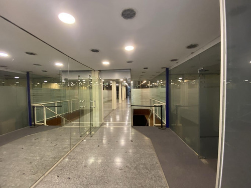 Importante Edificio Para Entrar Sobre Peatonal Sarandi