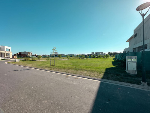 Terreno Con Frente Sur En Vida Barrio Cerrado Funes Con Amenities