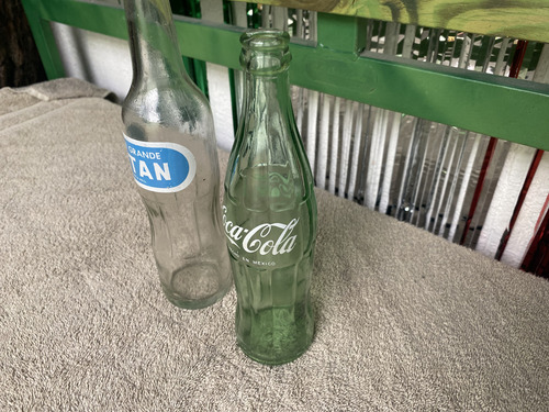 Par De Botellas Antiguas Coca-cola Y Titán (Usado)