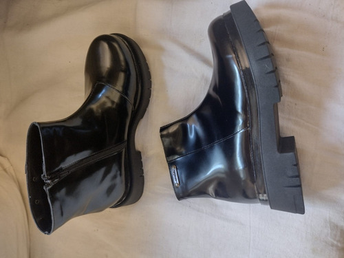Imagen 3 de 3 de Bota Negra Charol Eco Cuero Moris Corre Lola