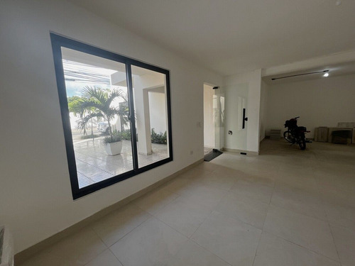 Local En Alquiler De 330m2 En Naco Primer Nivel