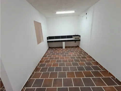 Se Arrienda Local Comercial En Copacabana.