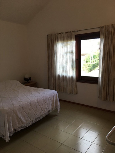 Casa De 6 Dormitorios En Pinares- Ref: 542