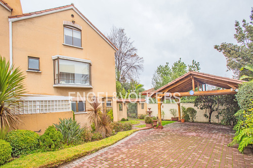 Casa En Venta San Carlos De Apoquindo, Tranquila Calle