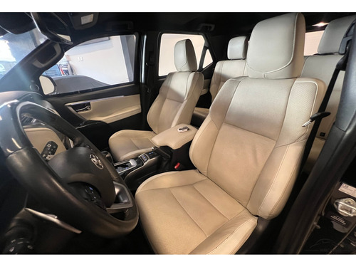 Toyota Hilux SW4 2.8 D-4D TURBO DIESEL DIAMOND 7L 4X4 AUTOMÁTICO