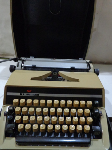 Antiga Máquina De Escrever Triumph