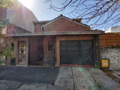 Casa En Dos Plantas Con 5 Ambientes, Dos Locales Al Frente, Patio Y Quincho.