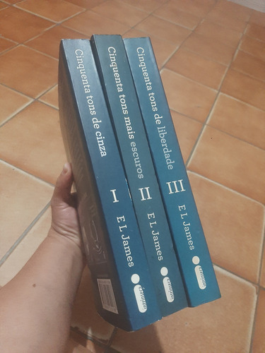 Três Volumes Cinquenta Tons De Cinza V 1 V2 E V 3 (Usado)